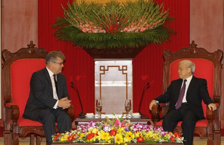 ທ່ານເລຂາທິການໃຫຍ່ ຫງວຽນຟຸຈ້ອງ ຕ້ອນຮັບ ເອກອັກຄະລັດຖະທູດ ສະຫະພັນລັດເຊຍ ປະຈຳຫວຽດນາມ